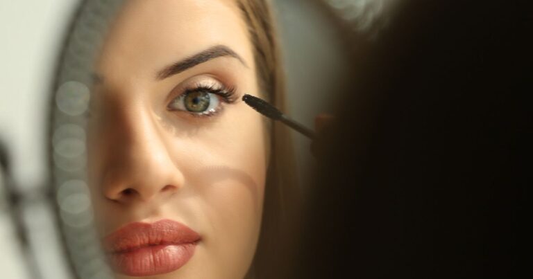Read more about the article How to Match False Eyelashes with Your Outfit and Occasion